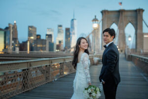 ニューヨークで前撮りをする花嫁と花婿のフォトウェディング｜ブルックリン橋