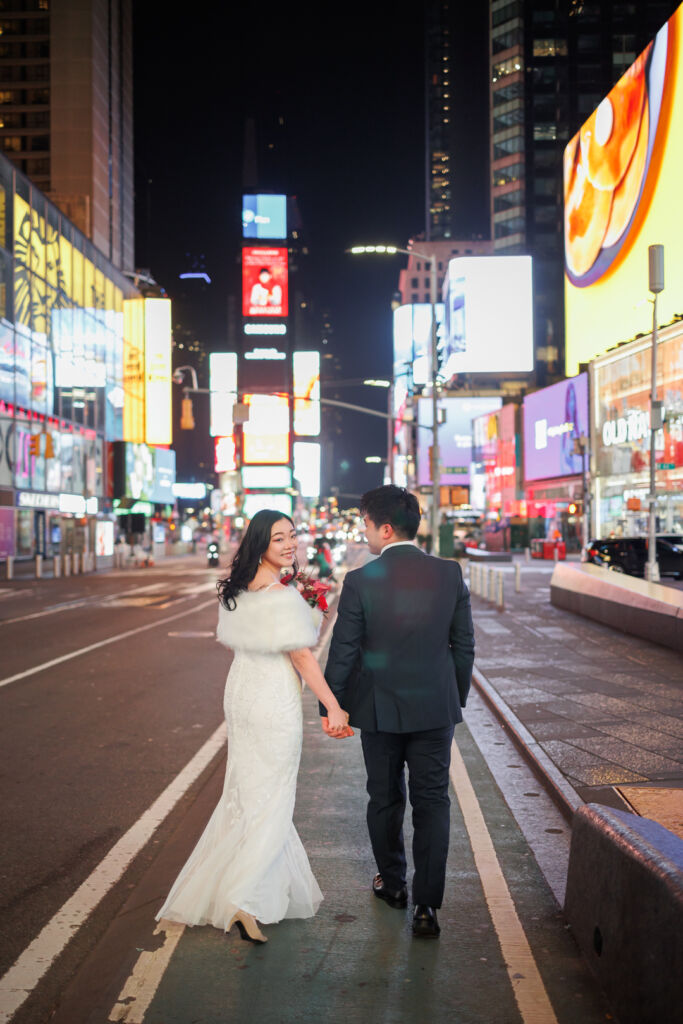 ニューヨーク前撮り:タイムズスクエアのネオンに照らされたドレス姿 