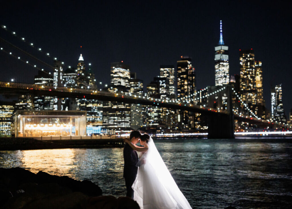 ニューヨーク前撮り/ウェディングフォト/闇夜に浮かび上がる夜景の光とウェディング姿のカップル。