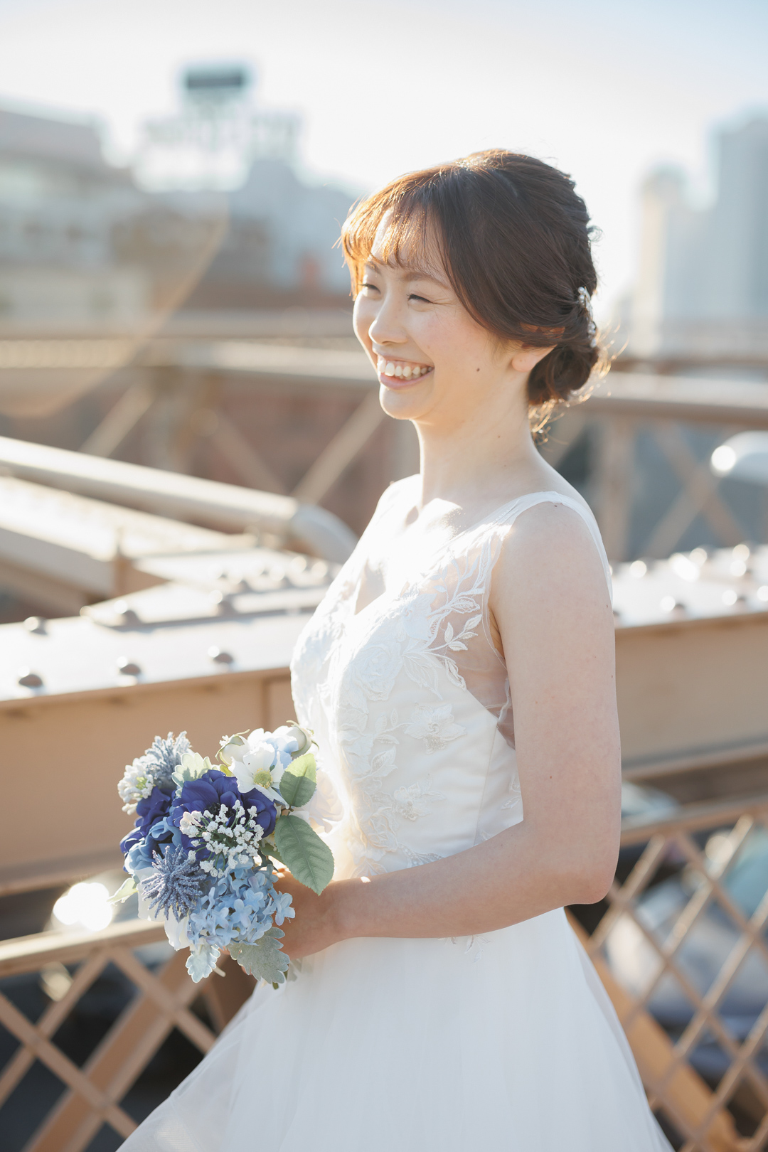 ニューヨーク前撮り/ウェディングフォト/ブルックリンブリッジで笑顔の花嫁。