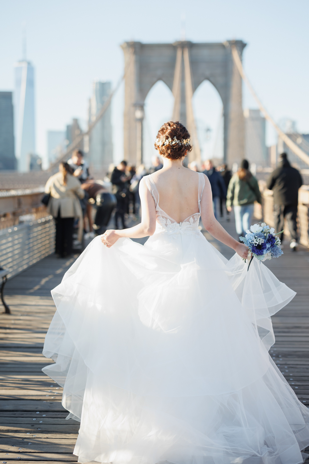 ニューヨーク前撮り/ウェディングフォト/フェミニンなバックスタイルのウェディングドレス。
