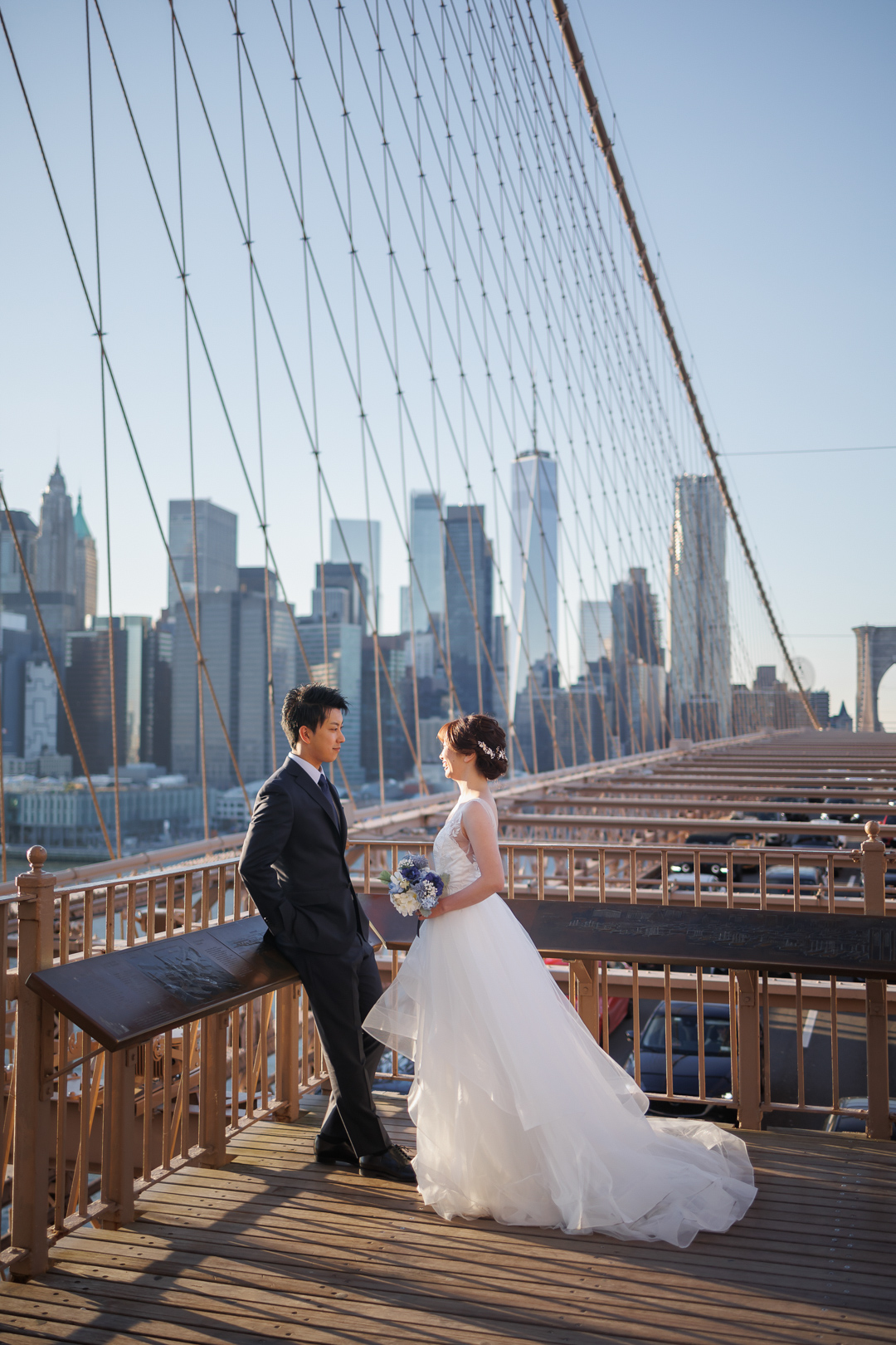 ニューヨーク前撮り/ウェディングフォト/ブルックリンブリッジの上で語り合うカップル。