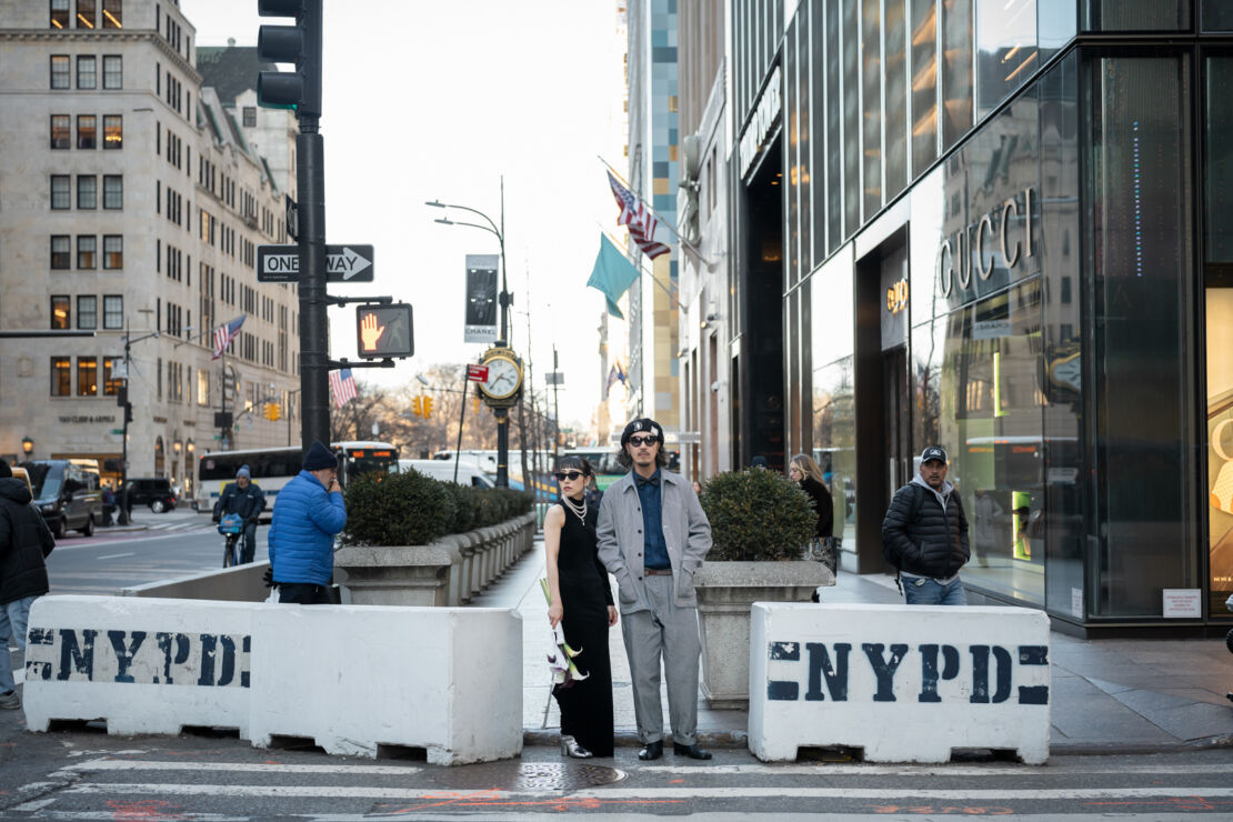 ニューヨークの５番街で信号待ちをしているサングラスをかけている男女