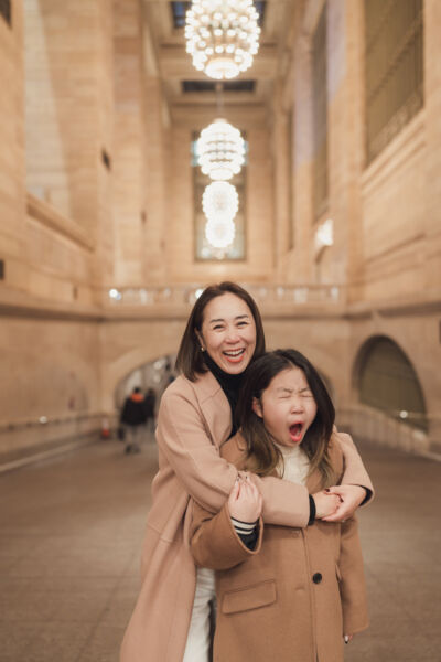 ニューヨークのファミリーフォト/グランドセントラル駅の連絡通路で立つ母と娘