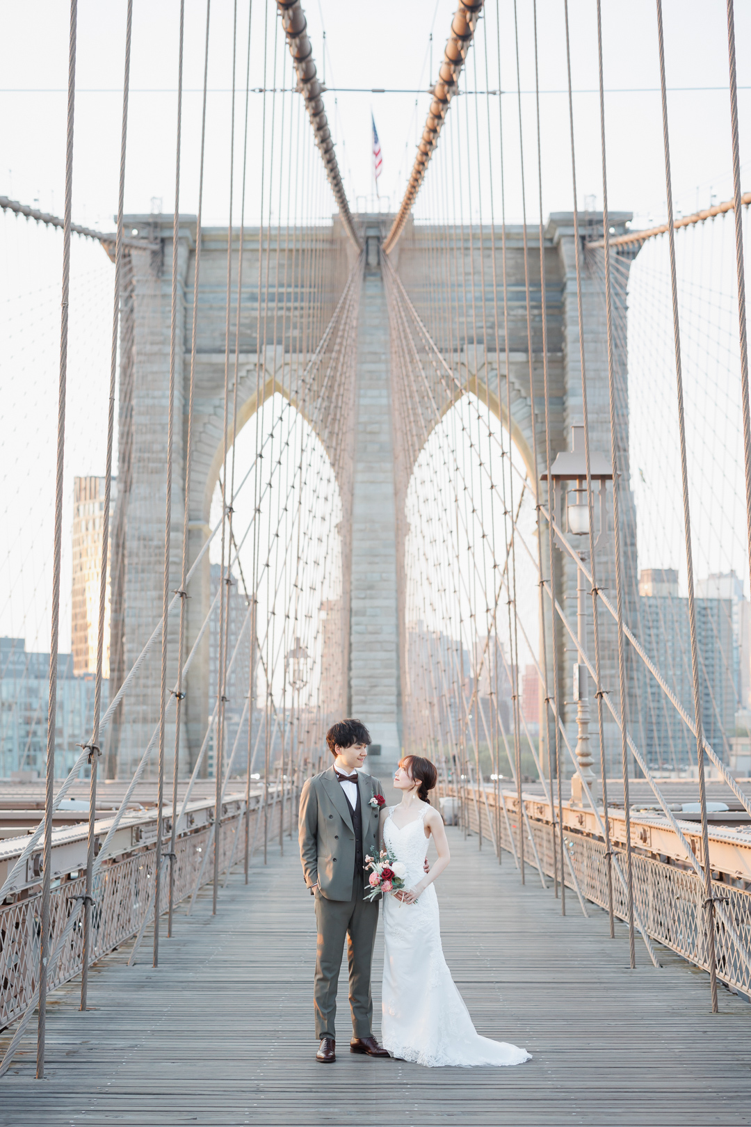 ニューヨーク前撮り/フォトウェディング|ブルックリンブリッジに立つカップル