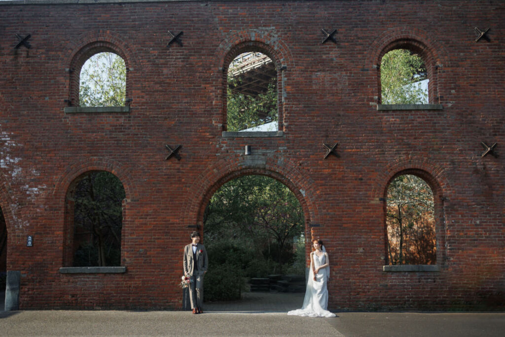ニューヨーク前撮り/フォトウェディング|Max family gardenのオシャレな壁に立つ花嫁と花婿。