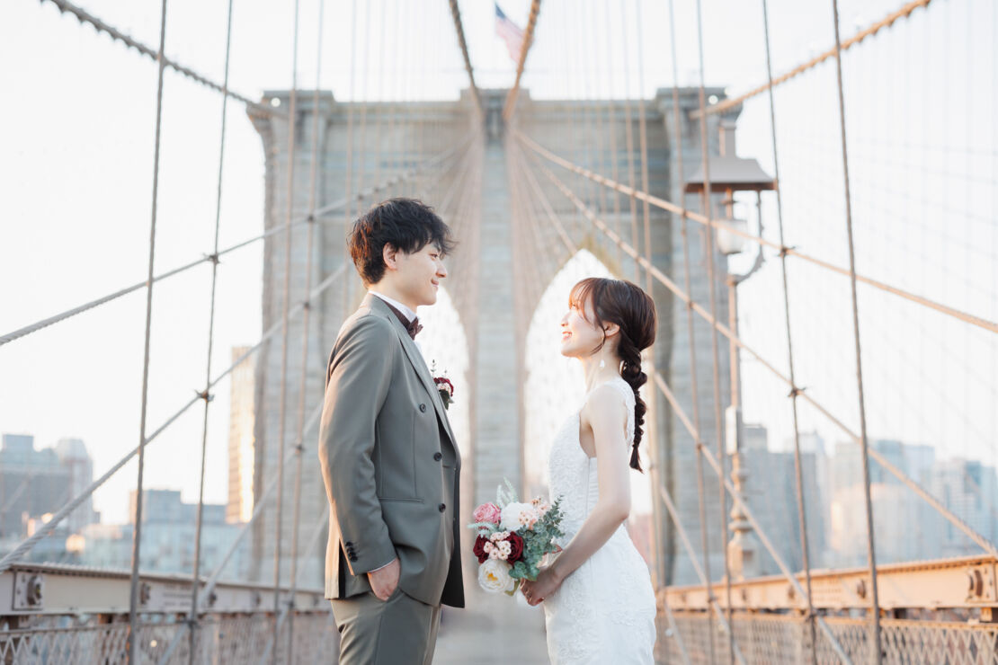 ニューヨーク前撮り/フォトウェディング|ブルックリンブリッジで見つめ合う花嫁と花婿