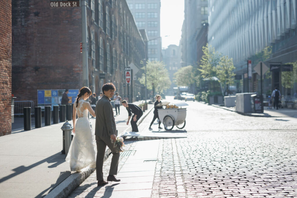 ニューヨーク前撮り/フォトウェディング|早朝のDUMBOを散歩するカップル。