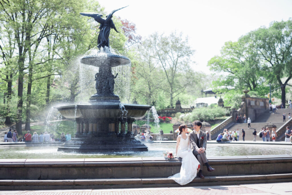 ニューヨーク前撮り/フォトウェディング|ベセスダの噴水に腰かけるカップル。