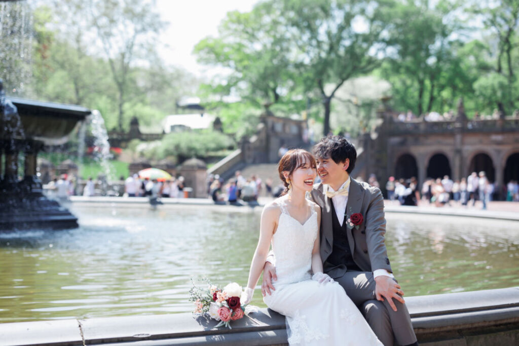 ニューヨーク前撮り/フォトウェディング|ベセスダの噴水で談笑する花嫁と花婿。