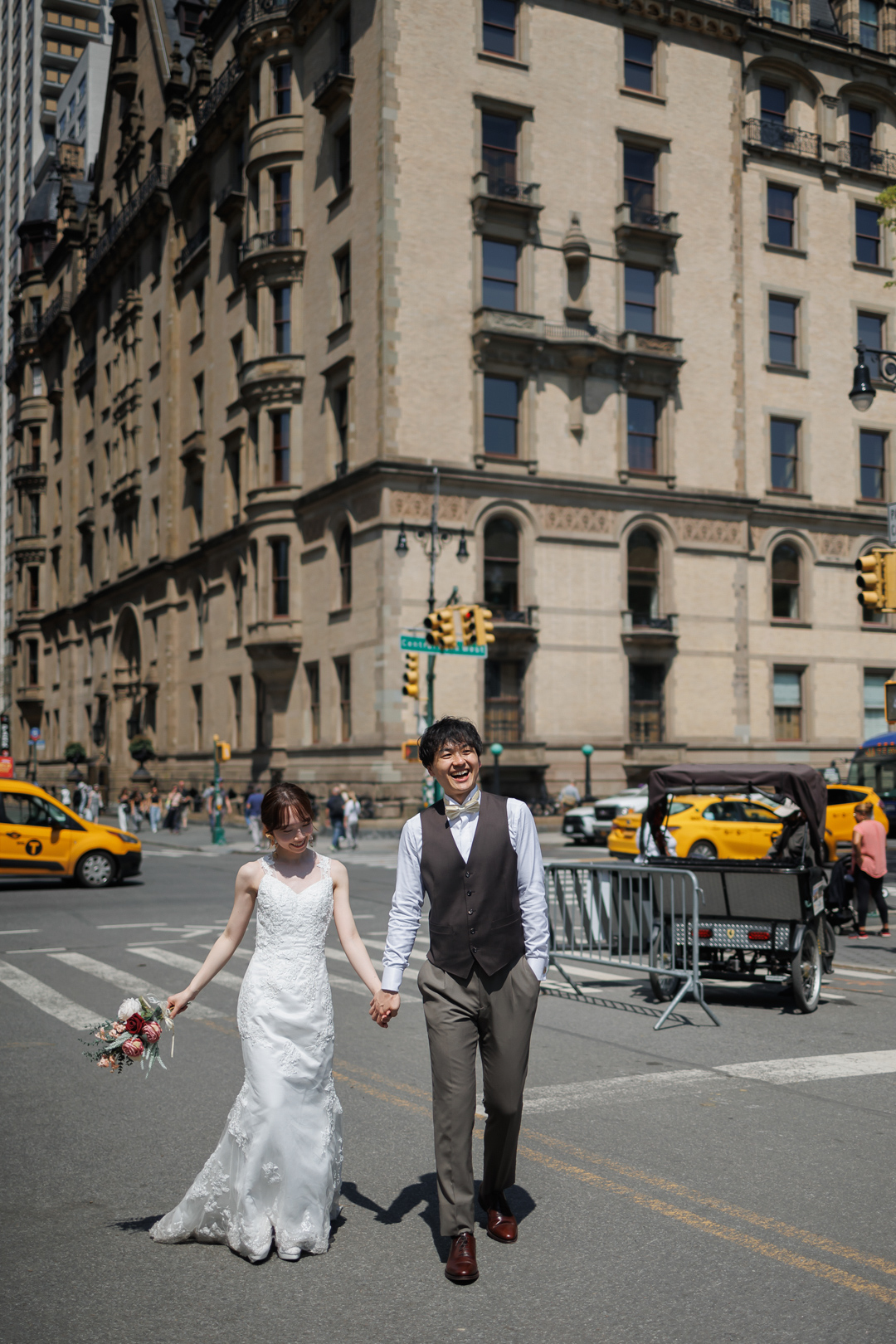 ニューヨーク前撮り/フォトウェディング|ダコタハウス前に立つ花嫁と花婿。