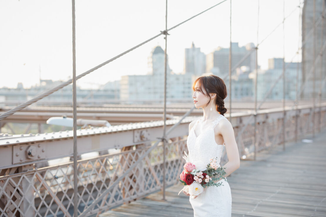 ニューヨーク前撮り/フォトウェディング|ブルックリンブリッジから朝日を見つめる花嫁