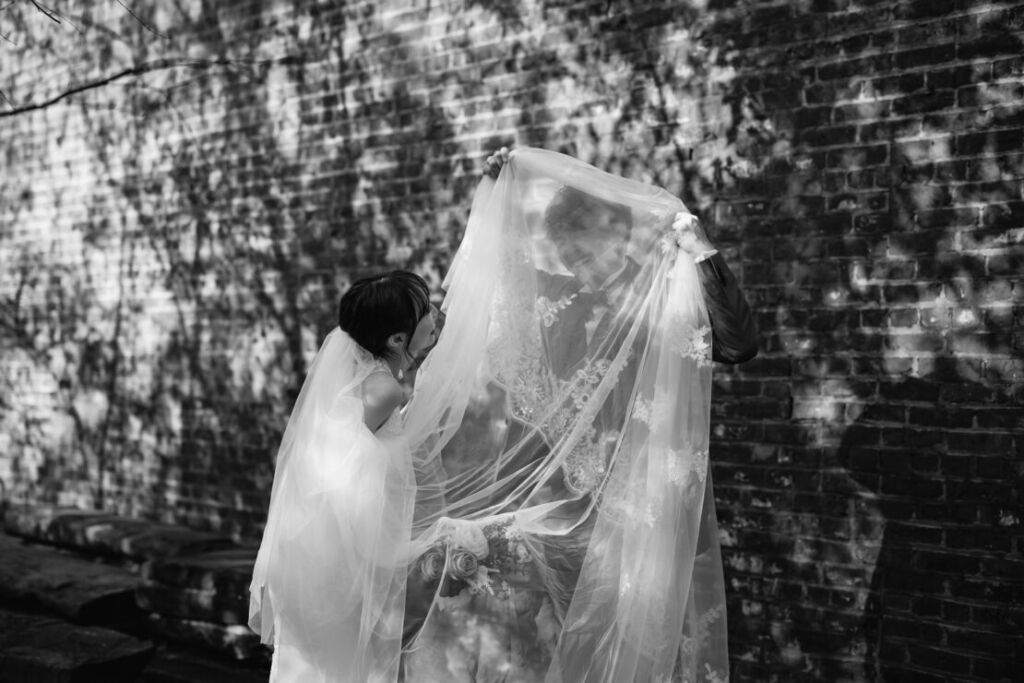 ニューヨーク前撮り/フォトウェディング|ベールでたわむれる花婿と花嫁。