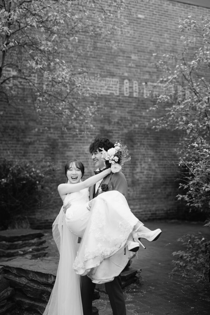 ニューヨーク前撮り/フォトウェディング|お姫様抱っこされる花嫁。