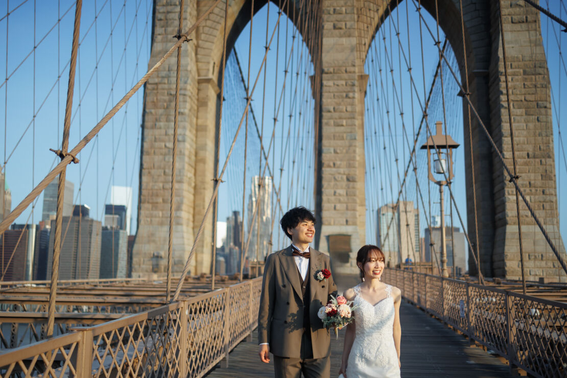 ニューヨーク前撮り/フォトウェディング|ブルックリンブリッジを歩くカップル