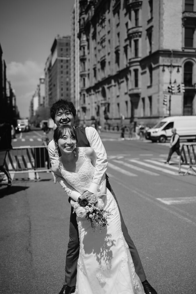 ニューヨーク前撮り/フォトウェディング|マンハッタンで可愛らしく笑うご夫婦。