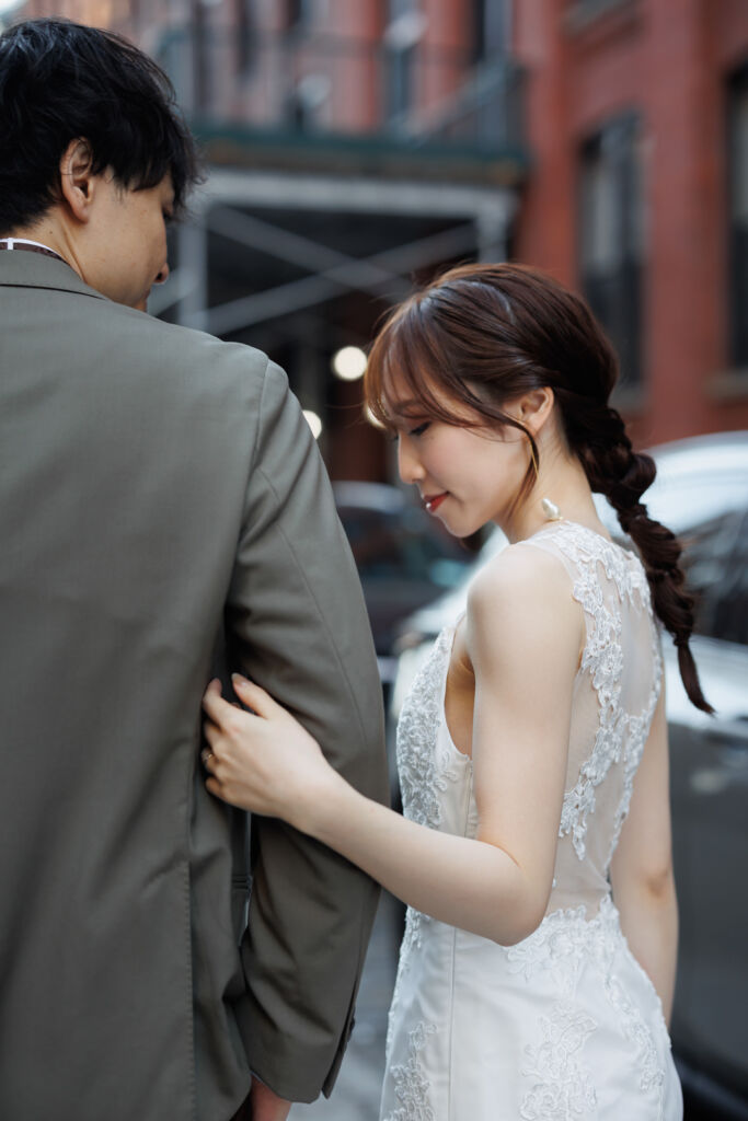 ニューヨーク前撮り/フォトウェディング|腕を組む花嫁と花婿。