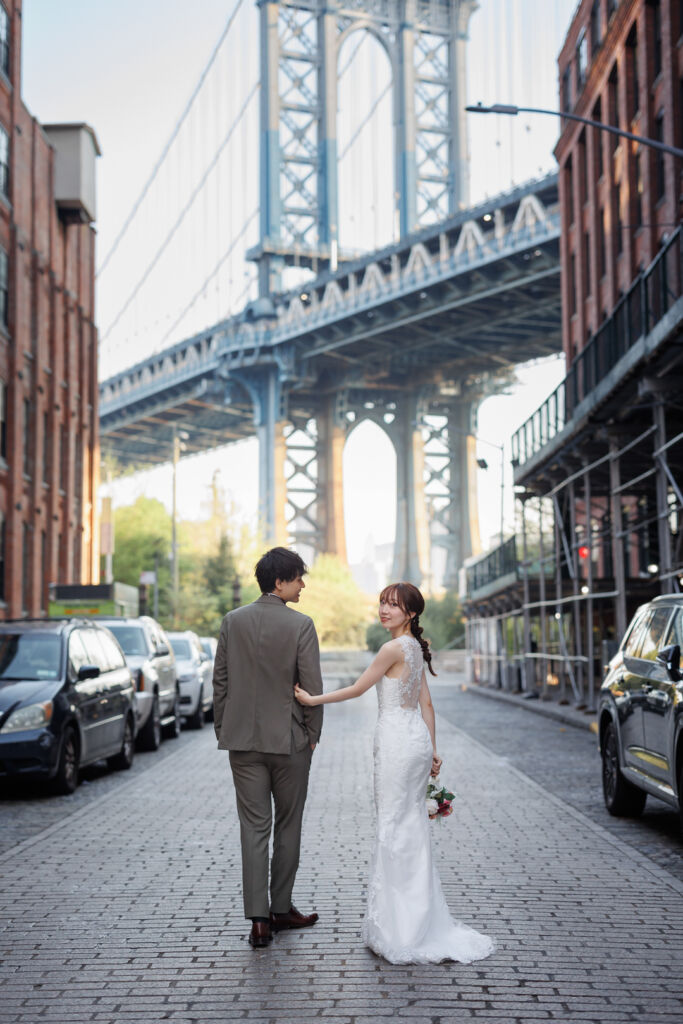 ニューヨーク前撮り/フォトウェディング|ワシントンストリートに立つカップル。