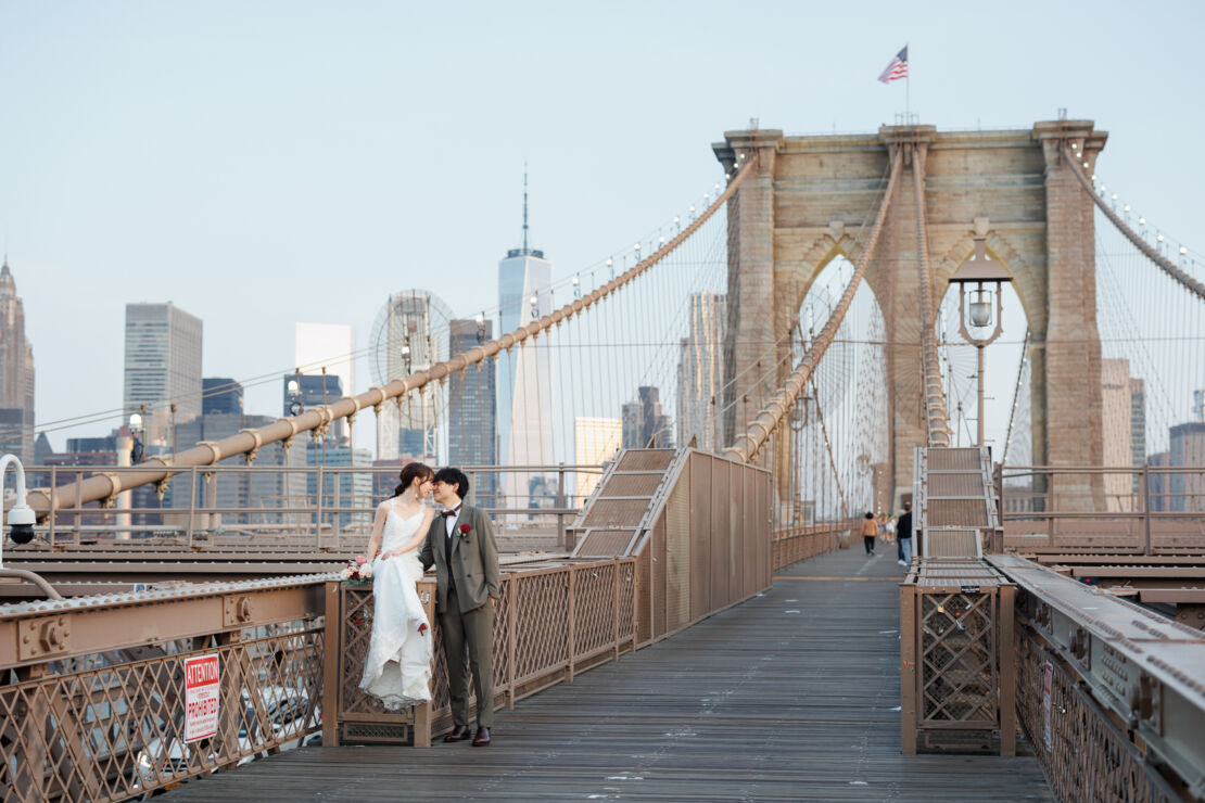 ニューヨーク前撮り/フォトウェディング|ブルックリンブリッジの欄干に腰かけるカップル