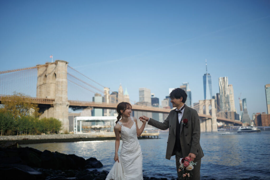 ニューヨーク前撮り/フォトウェディング|ブルックリンブリッジパークで笑い合う花婿と花嫁。