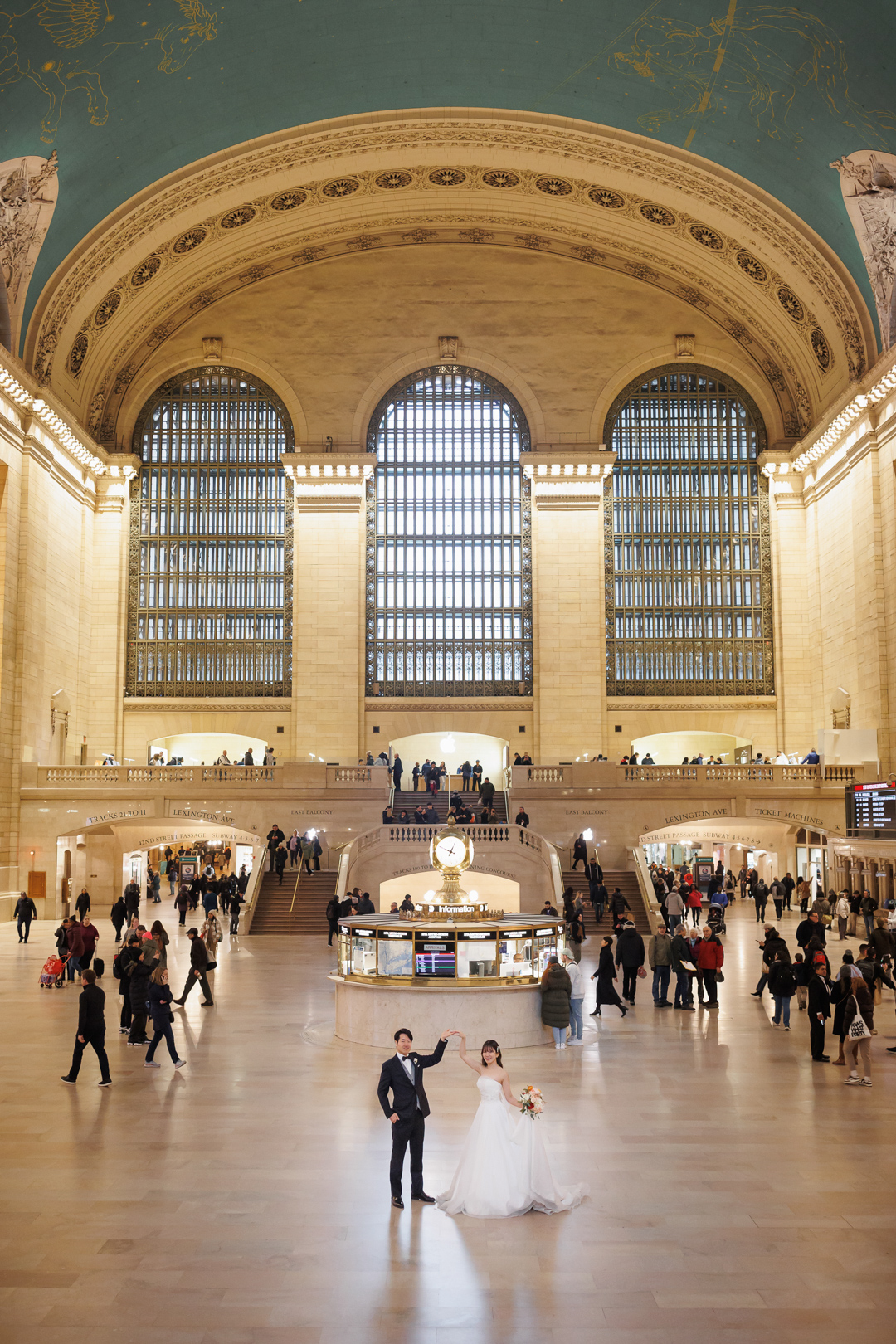 アメリカニューヨークの前撮り/フォトウェディング/グランドセントラル駅の天井が映る記念写真。