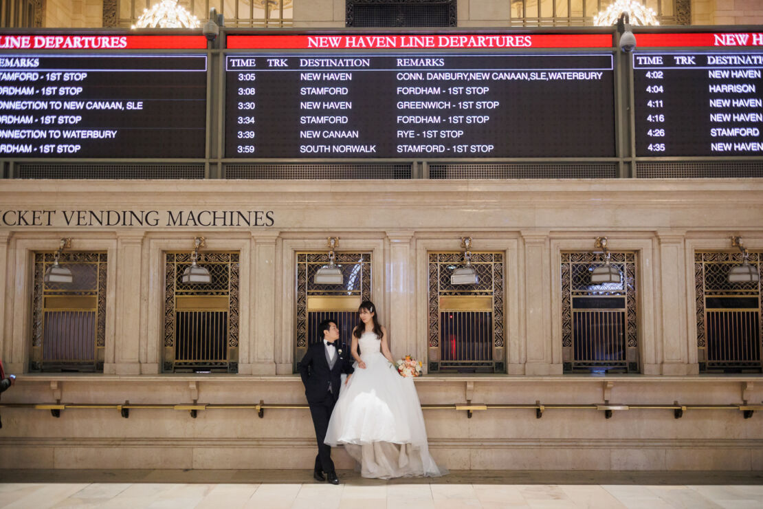 アメリカニューヨークの前撮り/フォトウェディング/グランドセントラル駅の電光掲示板の前で。