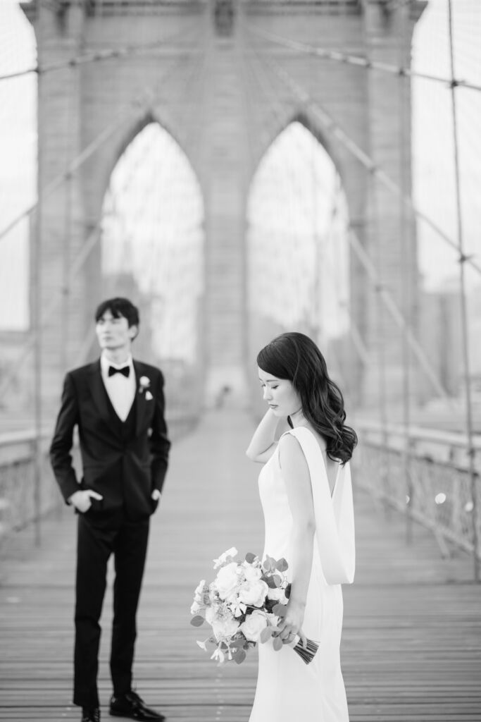 ニューヨークの前撮り/フォトウェディング|ブルックリンブリッジに立つ花嫁。