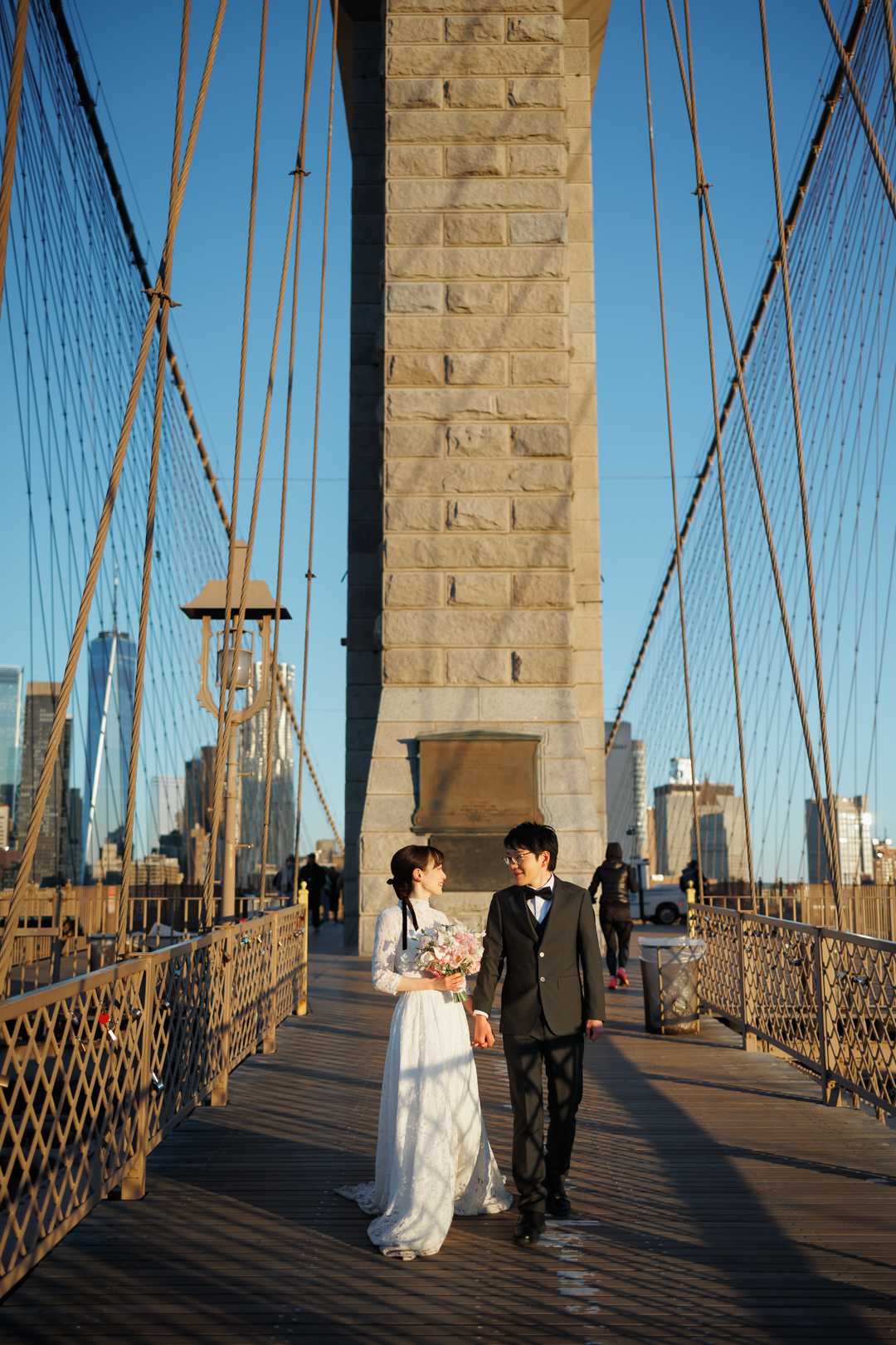 アメリカニューヨークの前撮り/フォトウェディング/ブルックリンブリッジの塔とカップルの記念写真。