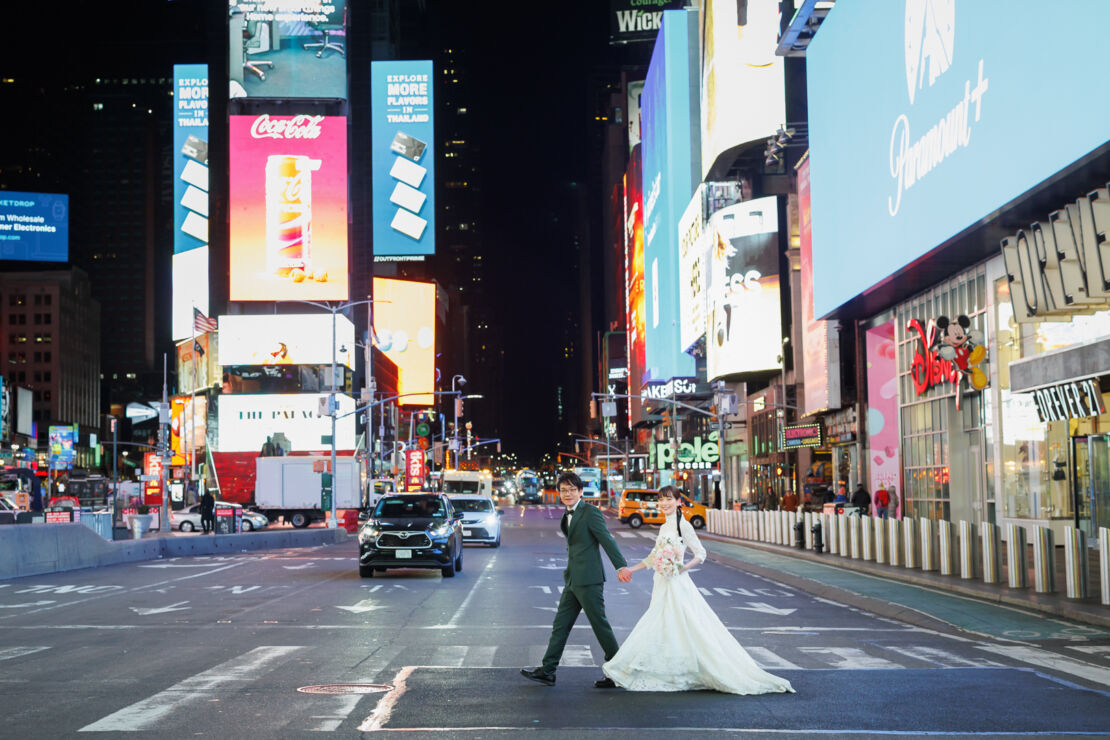 アメリカニューヨークの前撮り/フォトウェディング/タイムズスクエアのネオンに囲まれた横断歩道ショット。