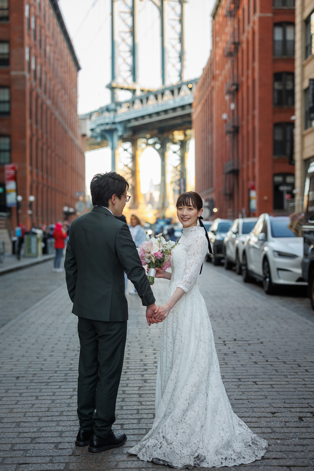 アメリカニューヨークの前撮り/フォトウェディング/DUMBOエリアのワシントンストリートに立つ花嫁と花婿。