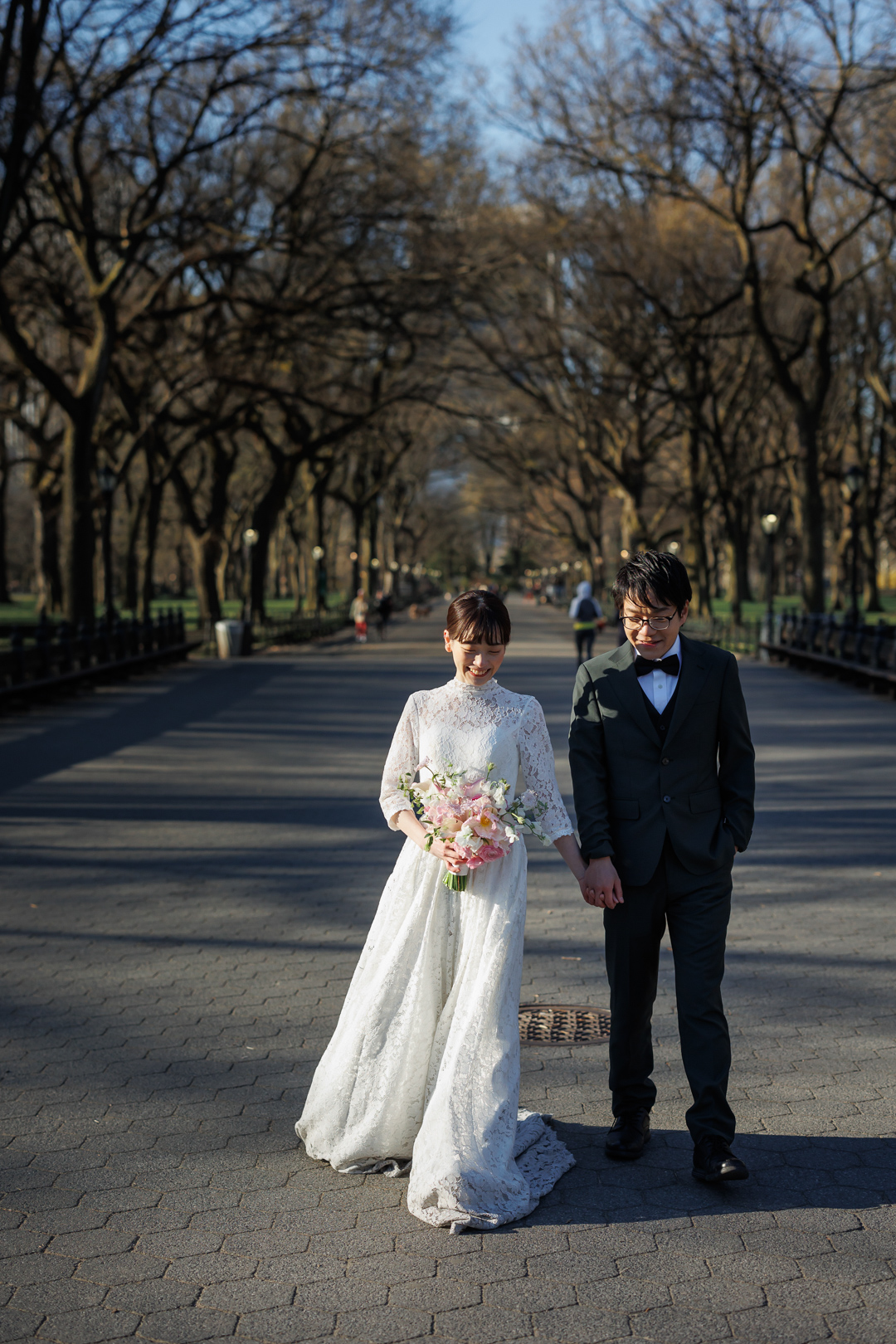 アメリカニューヨークの前撮り/フォトウェディング/ザ・モールを手をつないで歩くカップル。