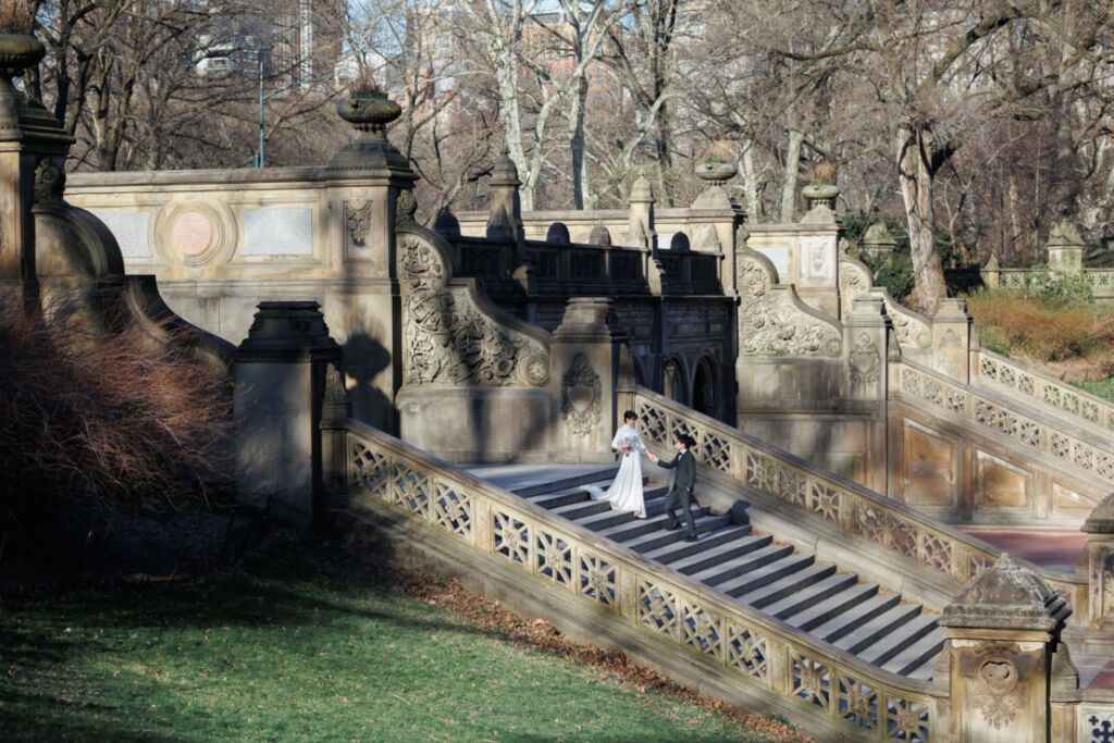 アメリカニューヨークの前撮り/フォトウェディング/ベセスダテラスの大階段をエスコートされる花嫁。