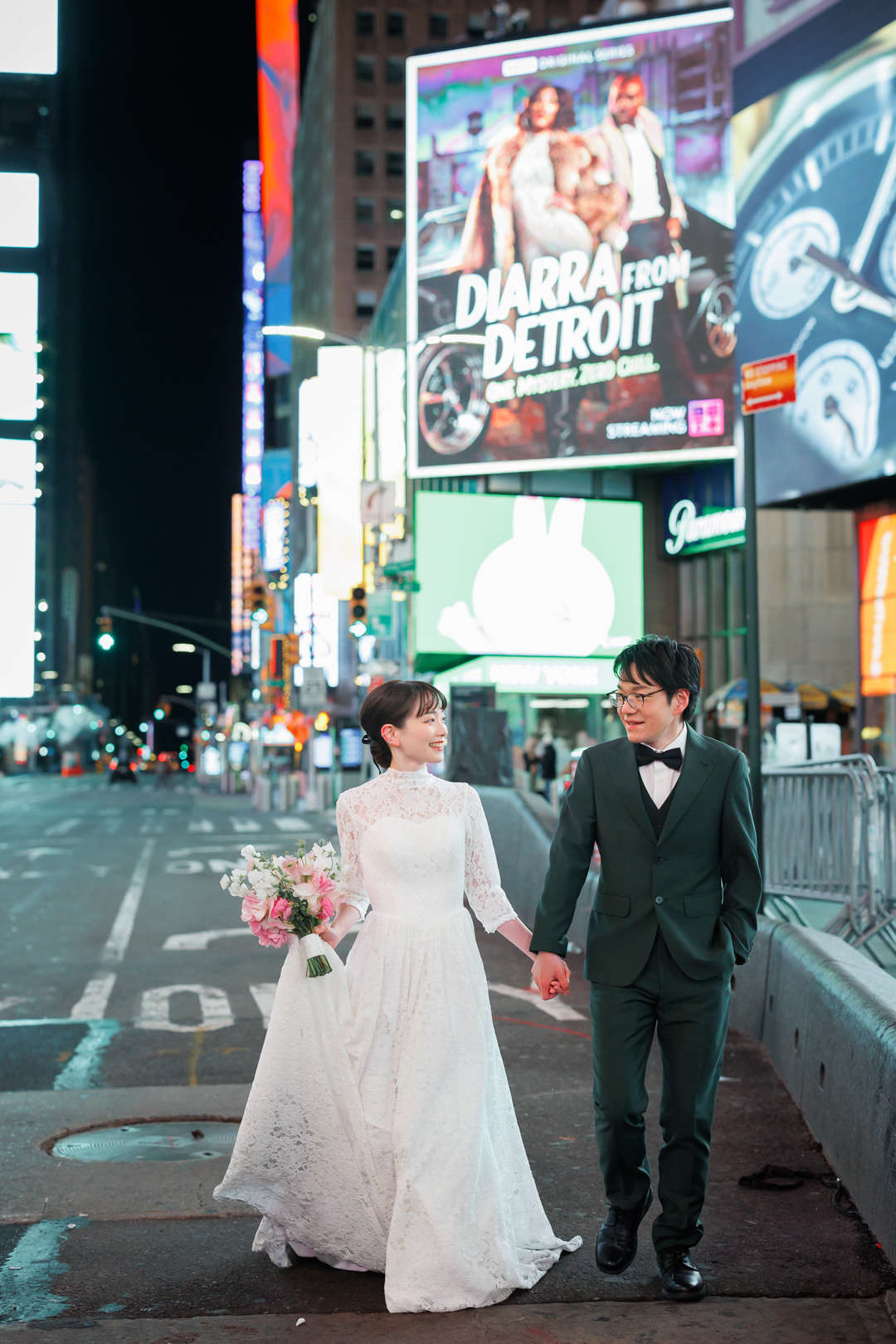 アメリカニューヨークの前撮り/フォトウェディング/タイムズスクエアを手をつないで歩くカップル。