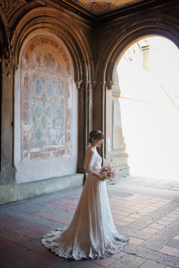 アメリカニューヨークの前撮り/フォトウェディング/光を浴びる花嫁。