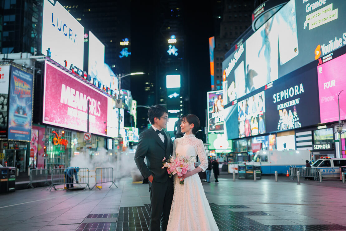 アメリカニューヨークの前撮り/フォトウェディング/タイムズスクエアの広場に立つカップル。