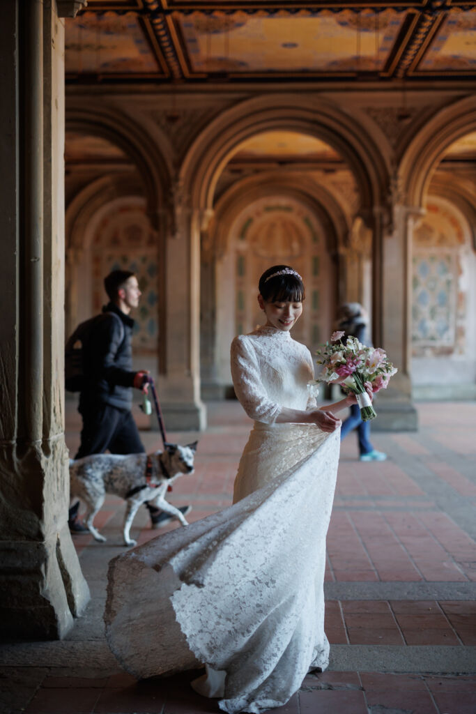 アメリカニューヨークの前撮り/フォトウェディング/くるくると回る花嫁の後ろを散歩する犬。