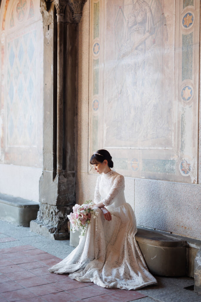 アメリカニューヨークの前撮り/フォトウェディング/ベセスダテラスのアーケード内に腰かける花嫁。