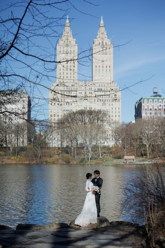 アメリカニューヨークの前撮り/フォトウェディング/ザ・レイクと高層マンションを背景に。