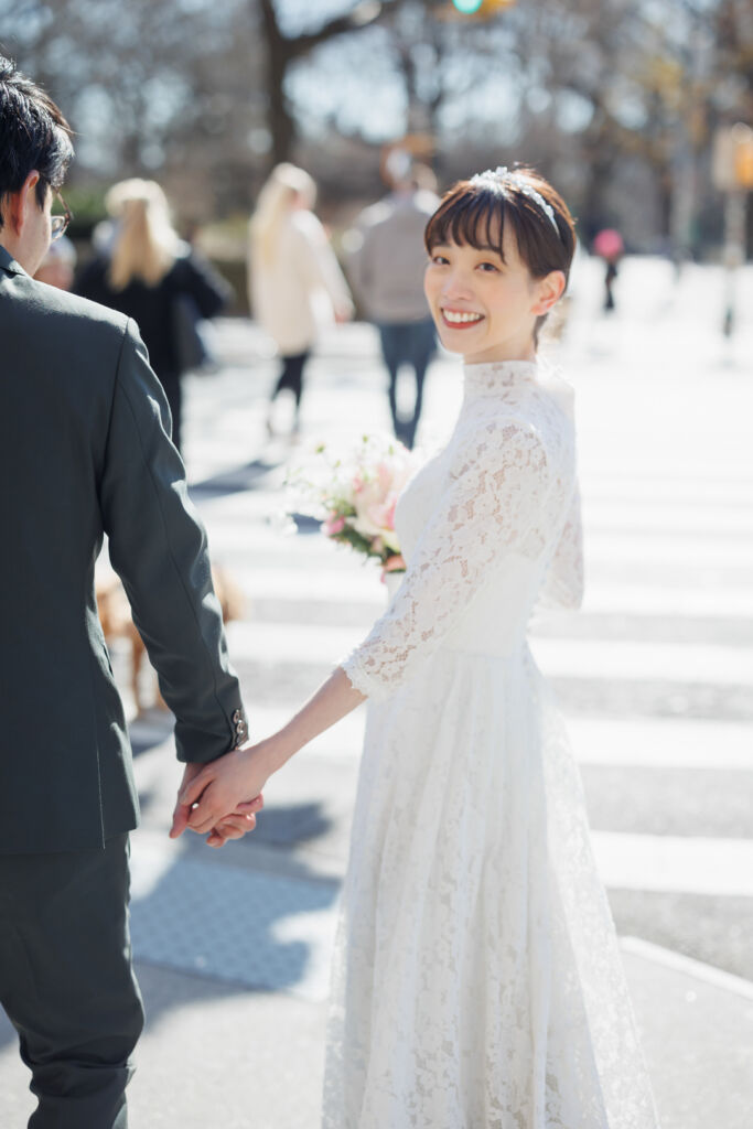 アメリカニューヨークの前撮り/フォトウェディング/笑顔を向けたウェディングドレス姿の花嫁。