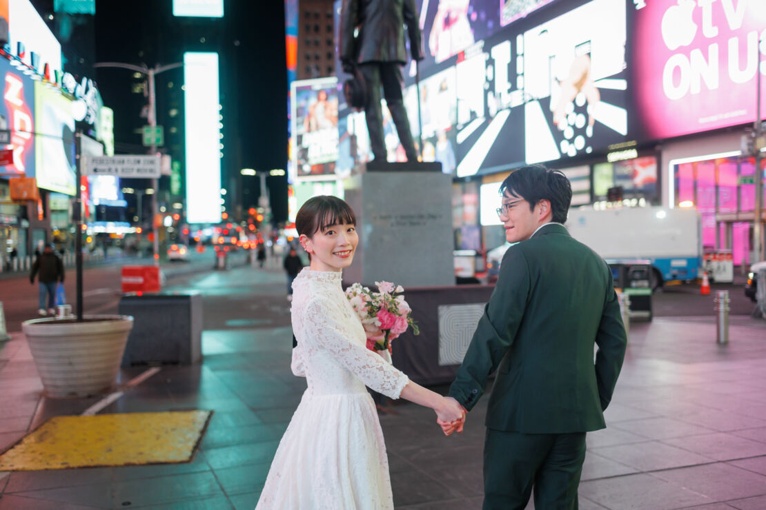 アメリカニューヨークの前撮り/フォトウェディング/ネオンをバックに振り返る花嫁。