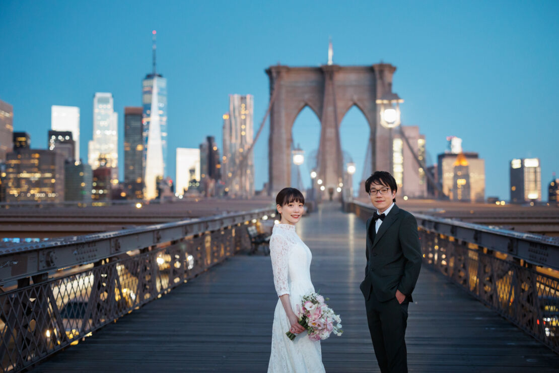 アメリカニューヨークの前撮り/フォトウェディング/ブルーモーメントの空を背景にした花嫁と花婿。