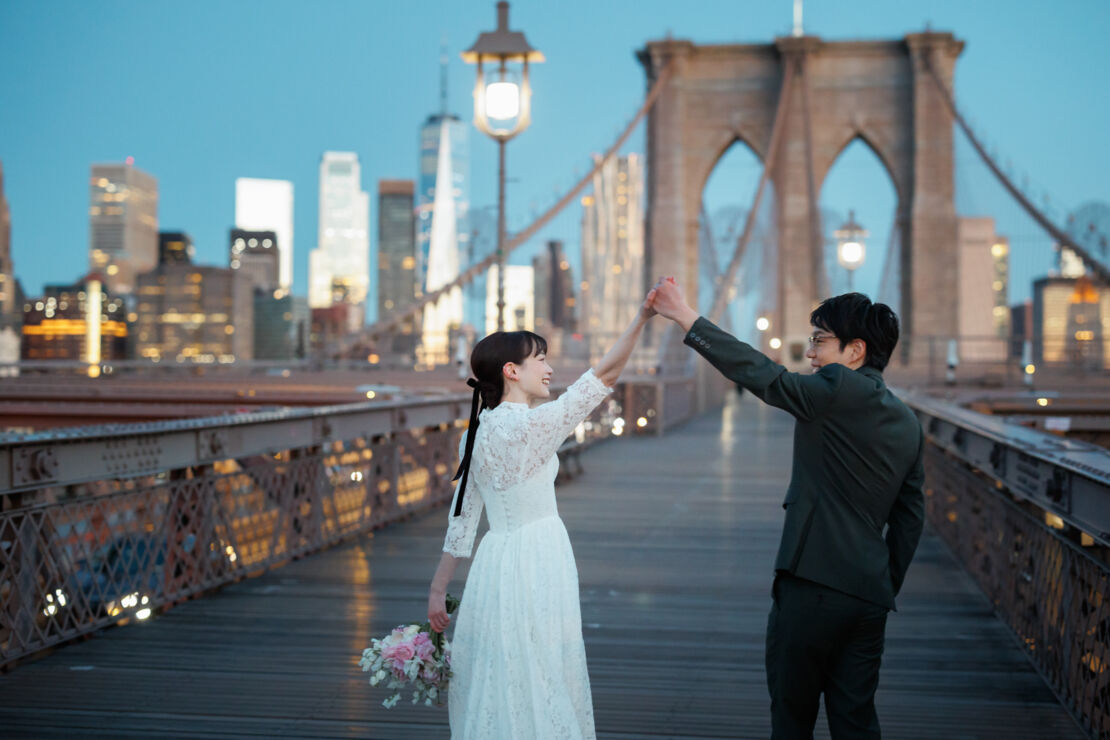 アメリカニューヨークの前撮り/フォトウェディング/白んだ空に、ダンスのポーズ。