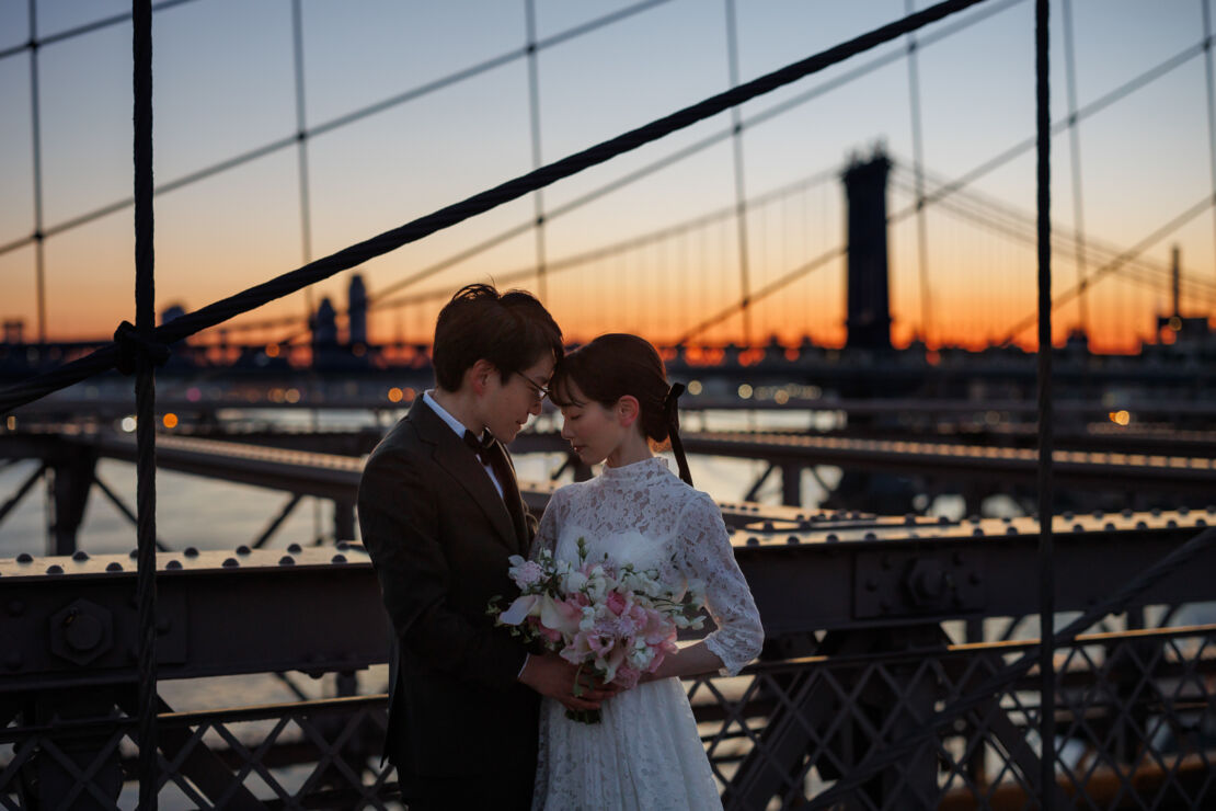 アメリカニューヨークの前撮り/フォトウェディング/マジックアワーの空を背景にしたカップル。