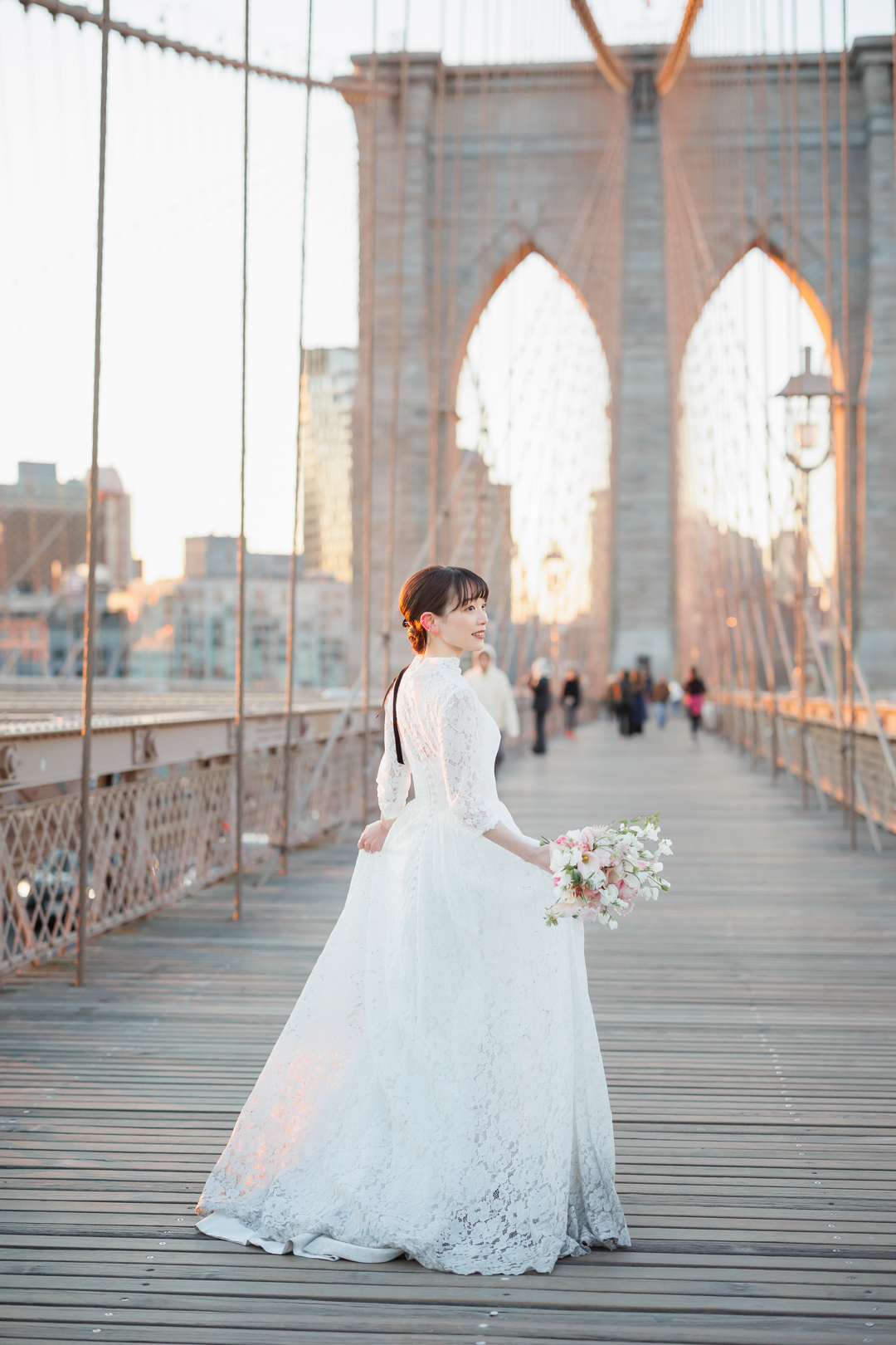 アメリカニューヨークの前撮り/フォトウェディング/ロングスリーブのウェディングドレス。
