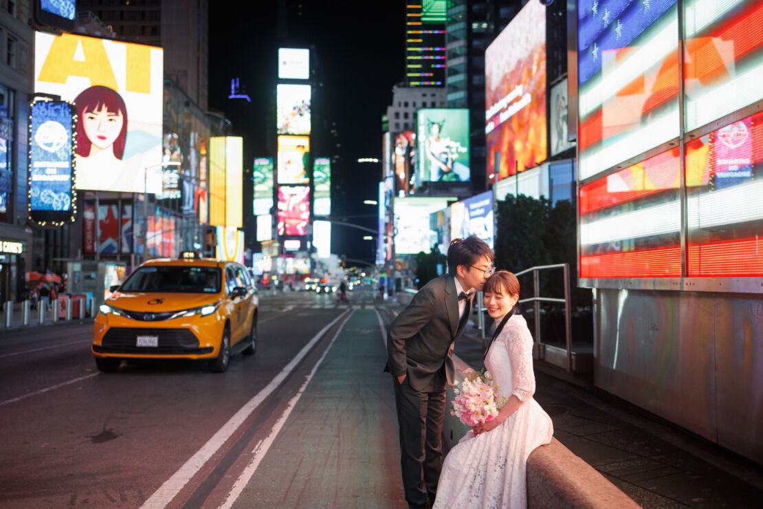 アメリカニューヨークの前撮り/フォトウェディング/星条旗ネオン前でおでこへキス。
