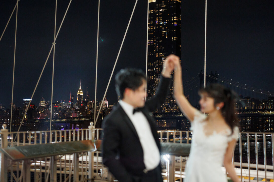 アメリカニューヨークの前撮り/フォトウェディング/ブルックリンブリッジで踊る花嫁と花婿。