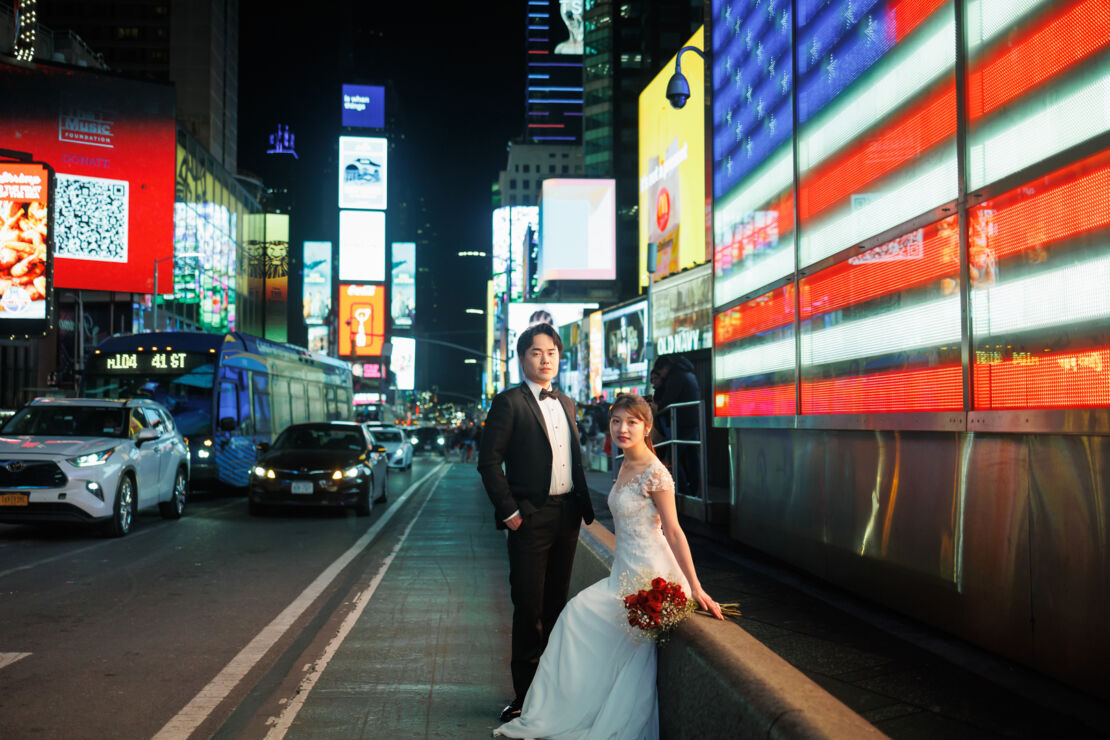アメリカニューヨークの前撮り/フォトウェディング/タイムズスクエアの星条旗ネオンの前で。