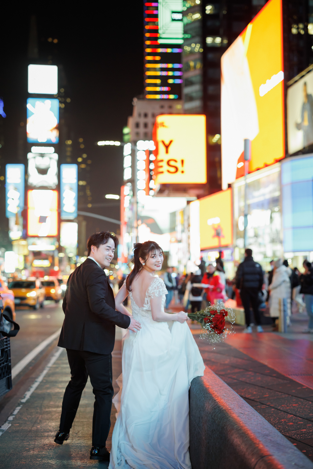アメリカニューヨークの前撮り/フォトウェディング/タイムズスクエアのネオンサインに照らされる花嫁と花婿。