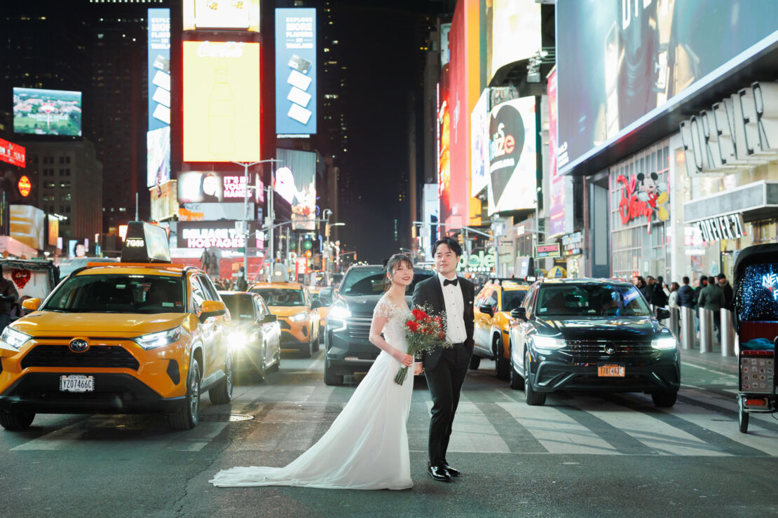 アメリカニューヨークの前撮り/フォトウェディング/タイムズスクエアの横断歩道絵でイエローキャブと一緒に。