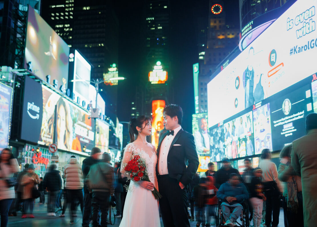 アメリカニューヨークの前撮り/フォトウェディング/人ごみの中見つめ合う花嫁と花婿。